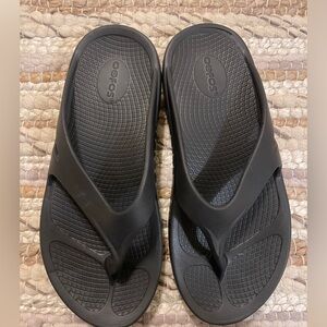 Oofos black flip flops